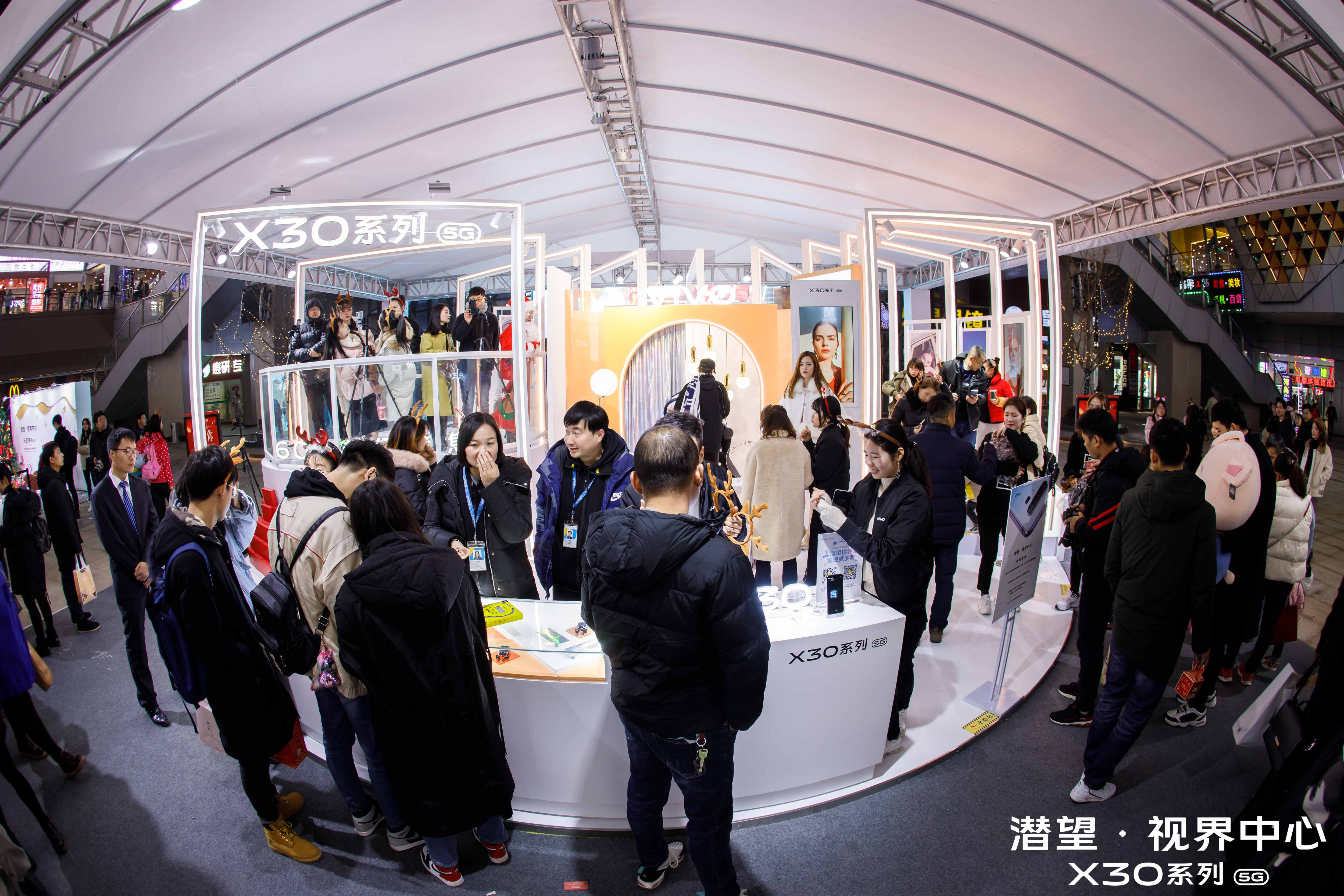 武汉小伙用X30 60倍变焦求婚，苏宁vivo现场见证